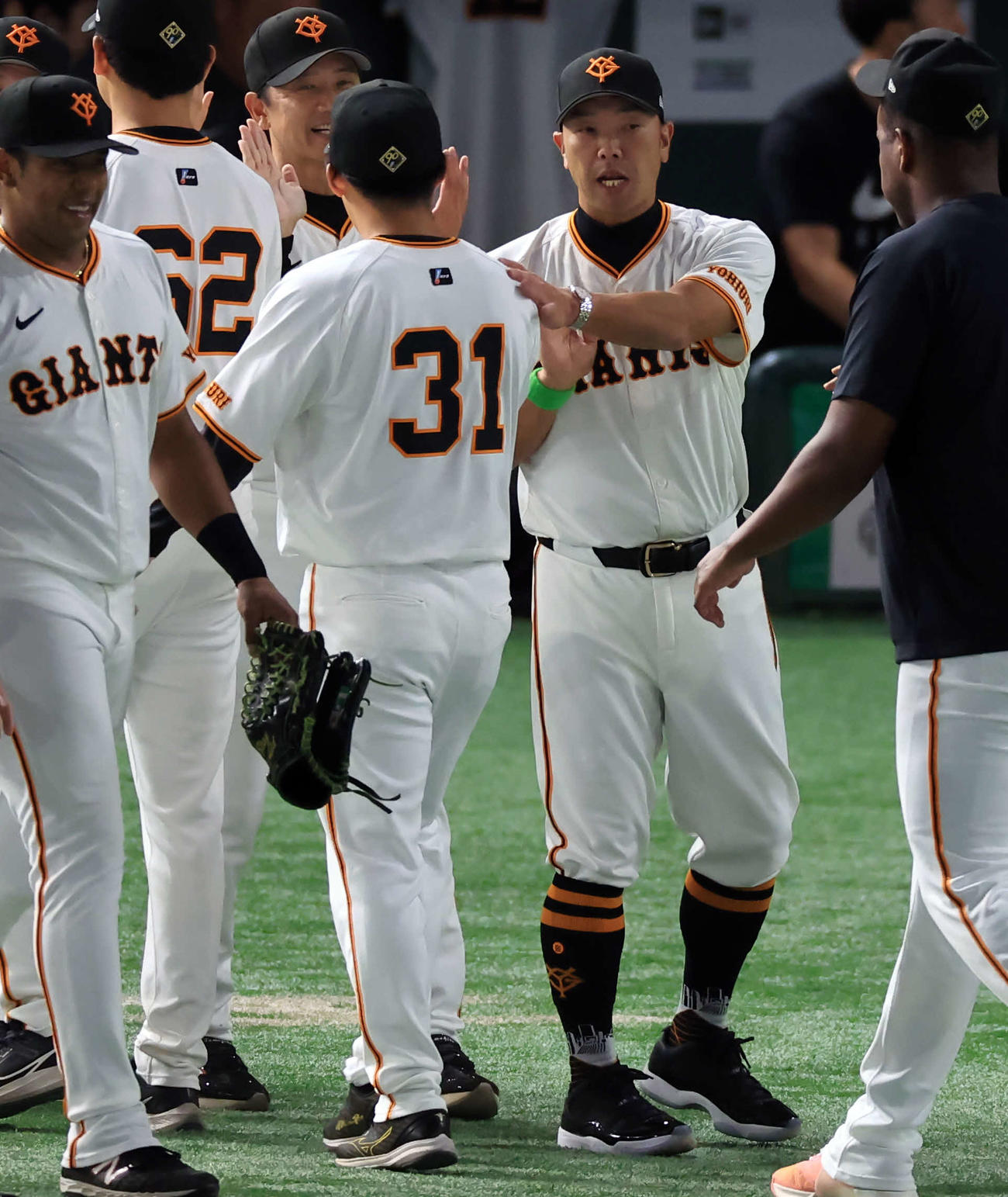 巨人対中日　快勝で連勝し、勝利投手の赤星（左）は阿部監督からねぎらわれる（撮影・浅見桂子）