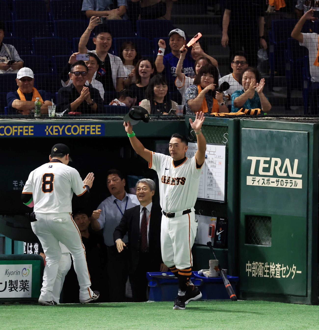巨人対中日　快勝で連勝し、スタンドに手を振りあいさつする巨人阿部監督（撮影・浅見桂子）