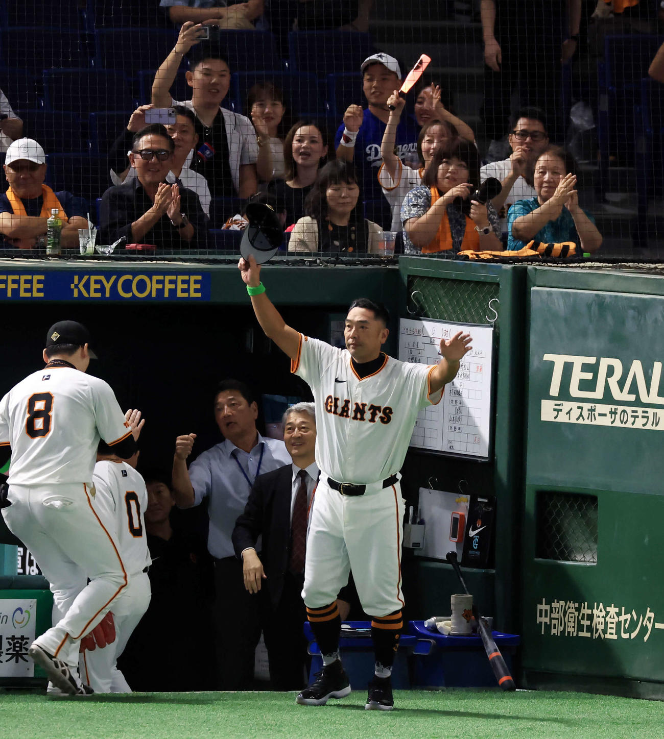 巨人対中日　快勝で連勝し、スタンドに手を振りあいさつする巨人阿部監督（撮影・浅見桂子）