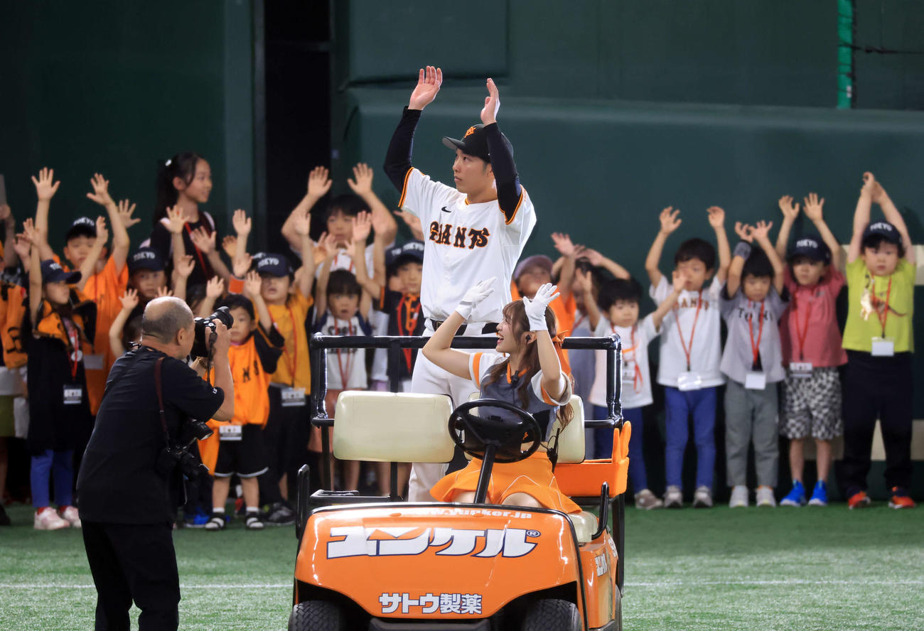 巨人対中日　快勝で連勝し、子どもたちと一緒にバンザイする巨人赤星（撮影・浅見桂子）