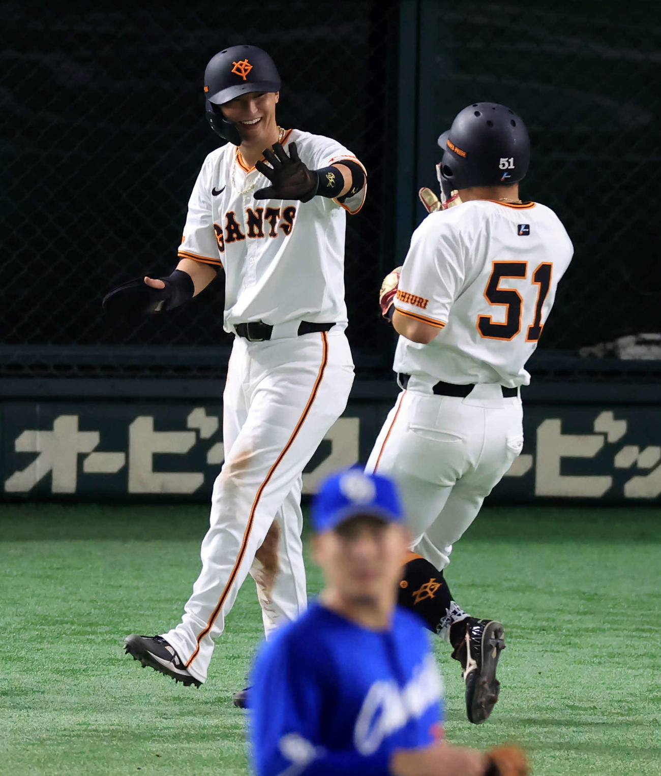 巨人対中日　7回裏巨人2死二、三塁、オコエの2点適時打で生還した吉川（奥）は笑顔で浅野を迎える（撮影・浅見桂子）