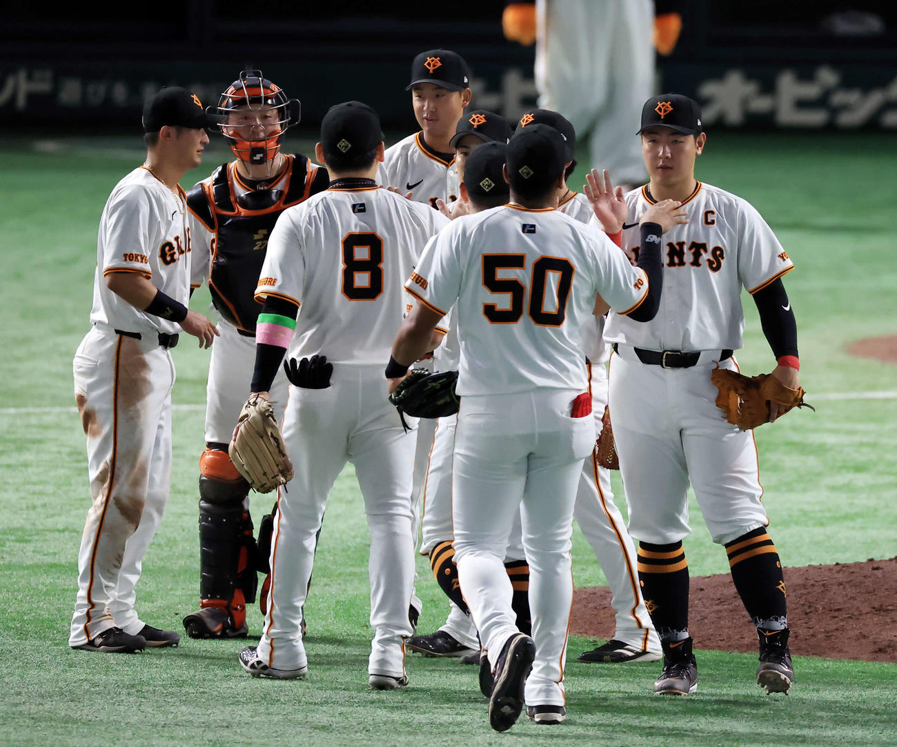 巨人対中日　快勝で連勝し、ハイタッチで喜び合う岡本和（右）ら巨人の選手たち（撮影・浅見桂子）