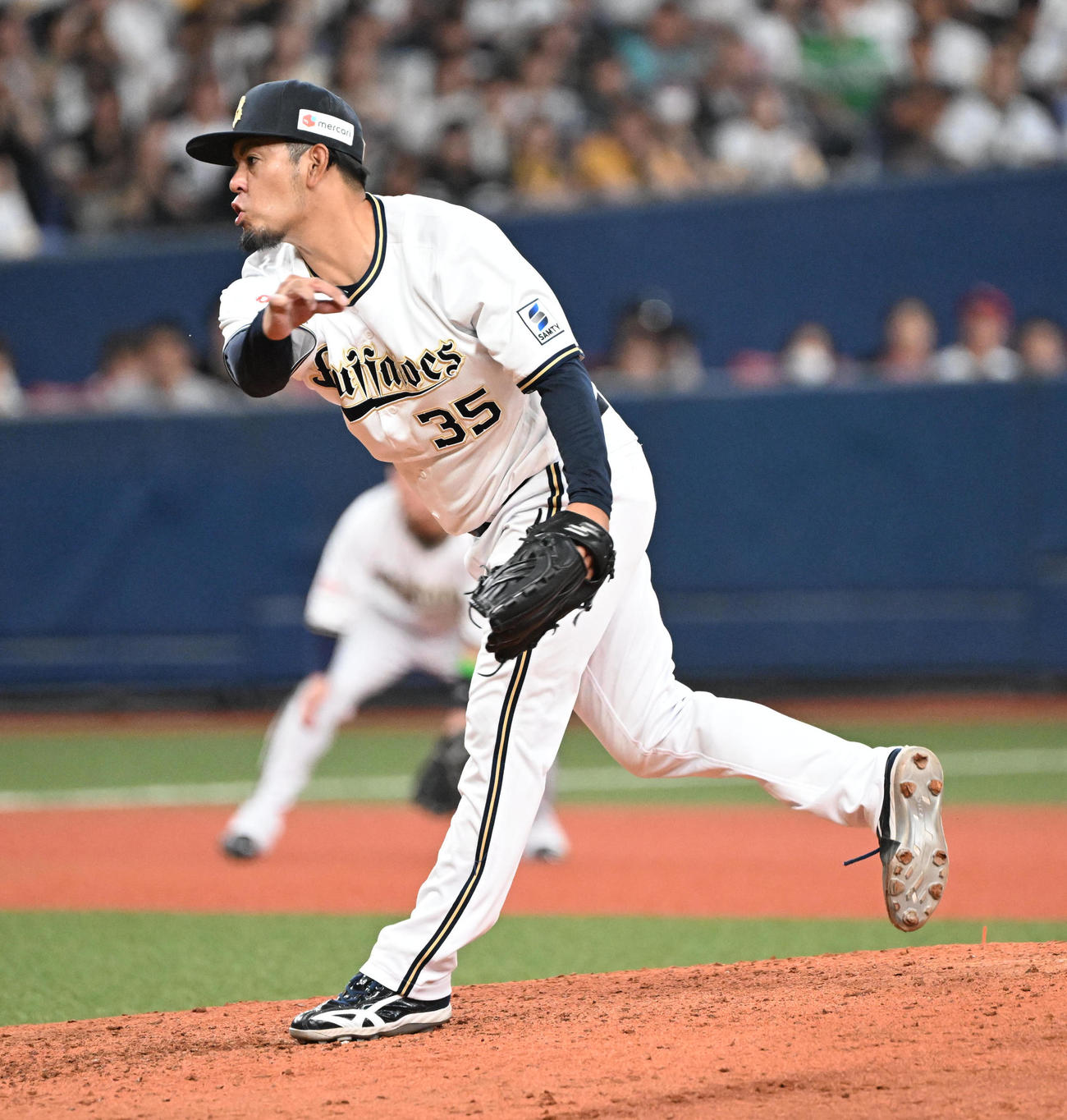 オリックス対ソフトバンク　8回表ソフトバンク2死二塁、マウンドに上がり無失点に抑える比嘉（撮影・和賀正仁）