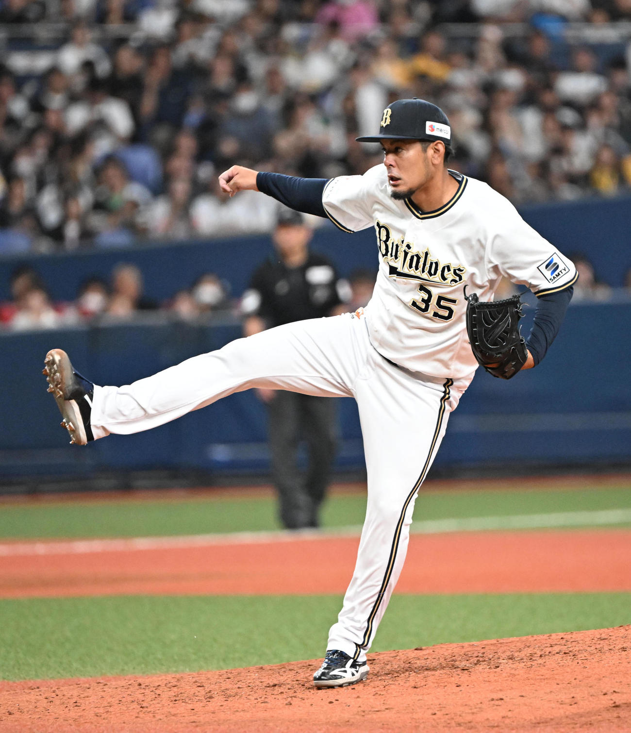 オリックス対ソフトバンク　8回表ソフトバンク2死二塁、マウンドに上がり無失点に抑える比嘉（撮影・和賀正仁）