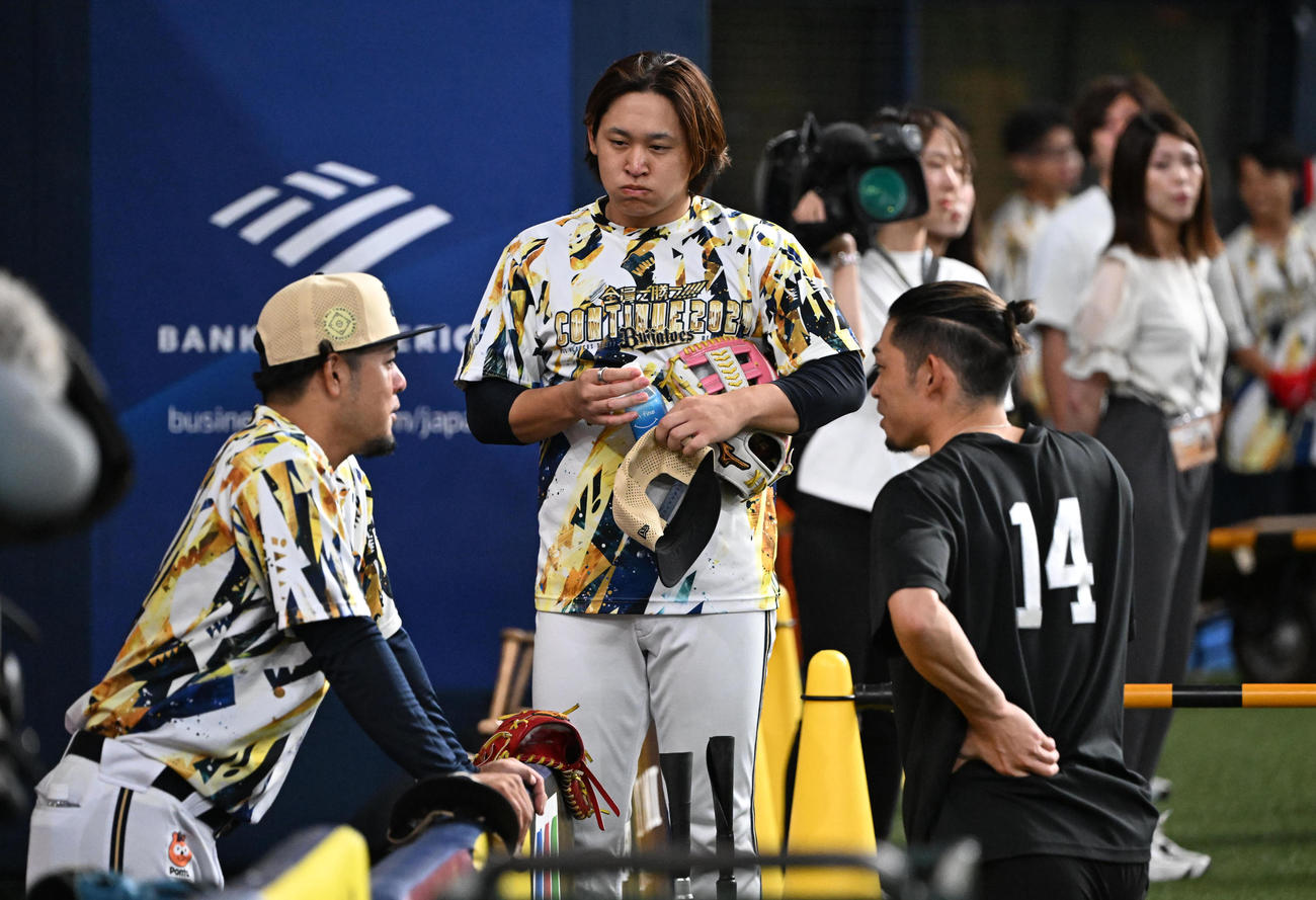 練習後に話す左から比嘉、宮城、又吉（撮影・和賀正仁）