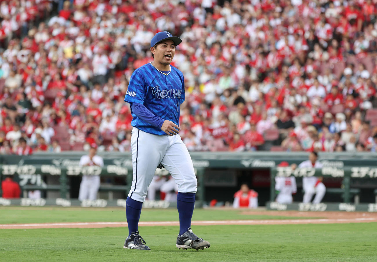 広島対DeNA 6回裏広島2死一、二塁、降板する東（撮影・加藤孝規）