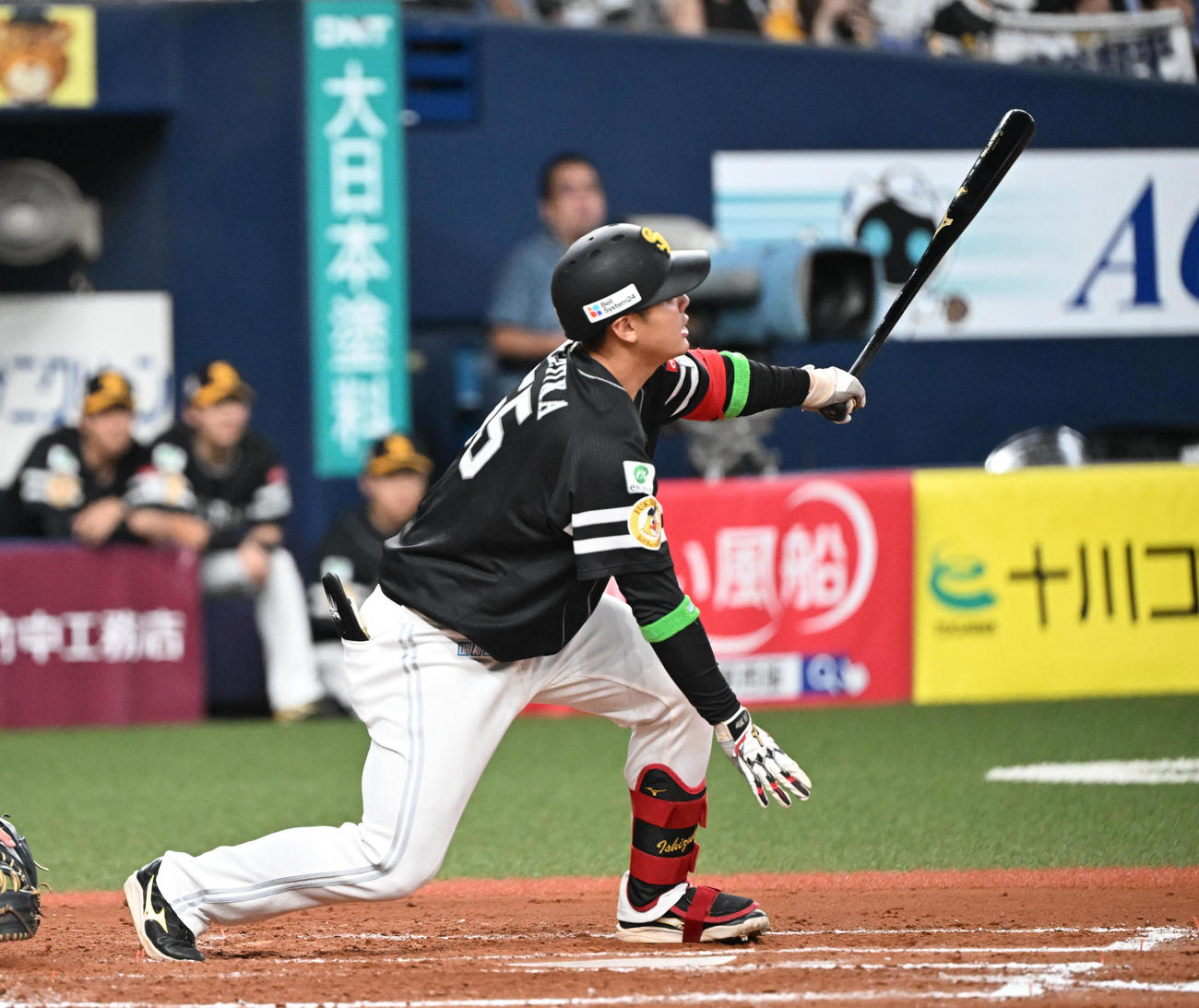 オリックス対ソフトバンク　7回表ソフトバンク1死二、三塁、先制の左犠飛を放つ石塚（撮影・和賀正仁）