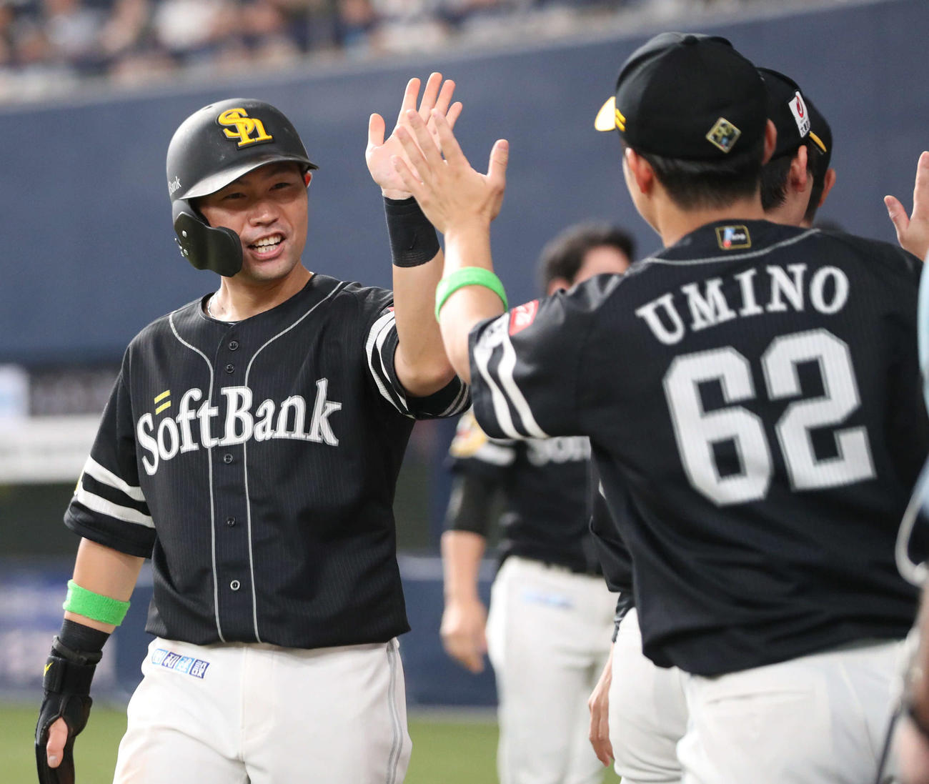 オリックス対ソフトバンク　7回表ソフトバンク1死二、三塁、代打石塚の左犠飛で生還した中村晃はベンチ前で祝福を受ける（撮影・西尾就之）