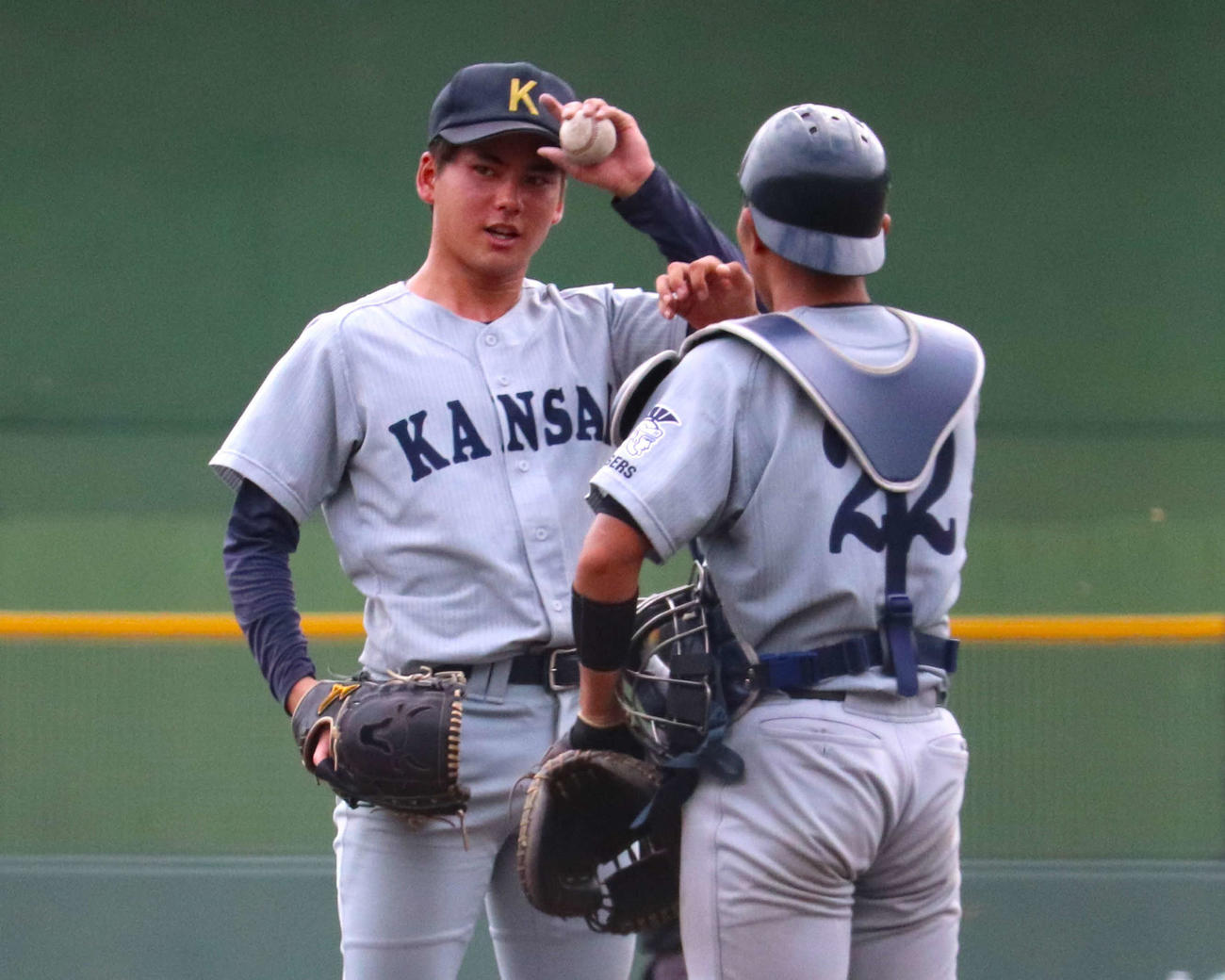 立命大との3回戦　8回2死三塁のピンチで関大・金丸は越川捕手とマウンドで話し合う（撮影・中島麗）