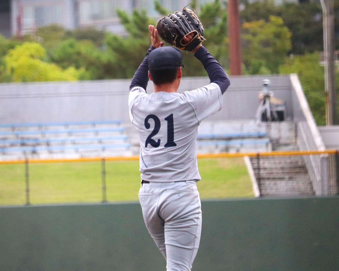 立命大との3回戦　8回2死三塁のピンチで立命大の強打者・田中陸内野手（4年＝東山）を中飛に打ち取り、中堅方向を見てグラブをポンポンとたたく、関大・金丸（撮影・中島麗）