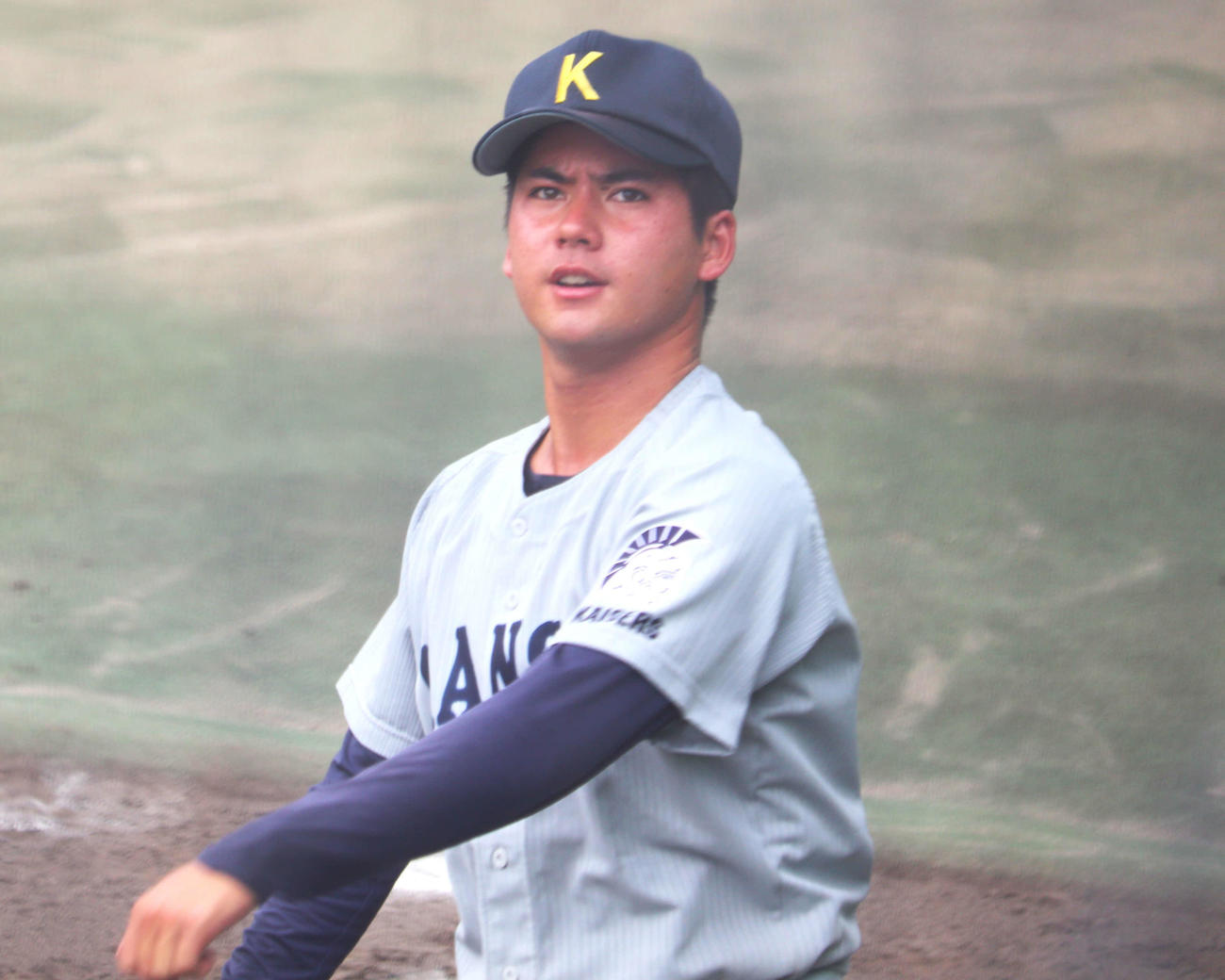 立命大との3回戦　8回からブルペンで投球練習を行った、関大・金丸（撮影・中島麗）