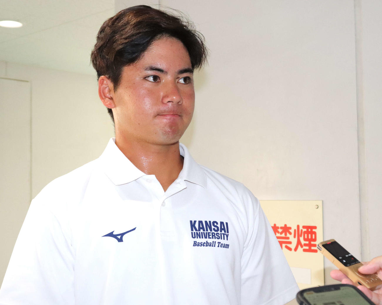 立命大との3回戦延長11回タイブレークの末に敗れた後に取材に応じた、関大・金丸（撮影・中島麗）