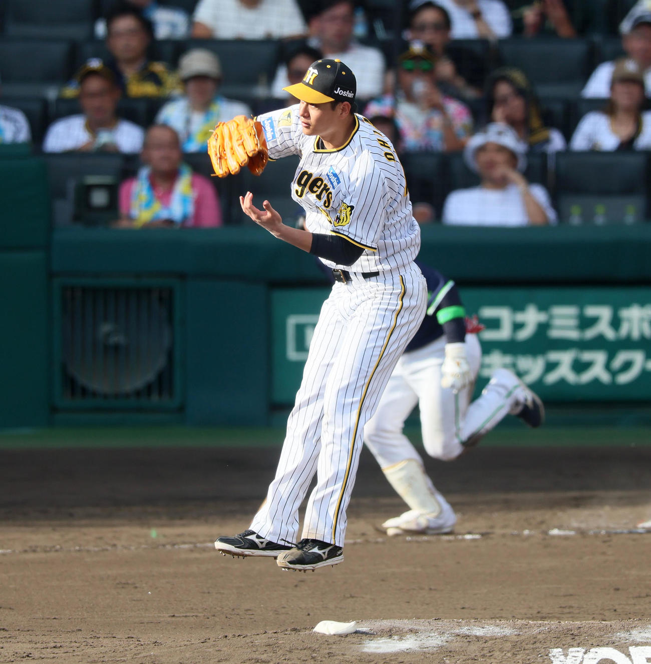 阪神対ヤクルト　5回表ヤクルト無死、大竹は長岡の打球をジャンプして好捕（撮影・加藤哉）