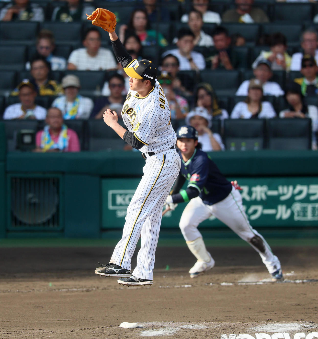 阪神対ヤクルト　5回表ヤクルト無死、大竹は長岡の打球をジャンプして好捕（撮影・加藤哉）