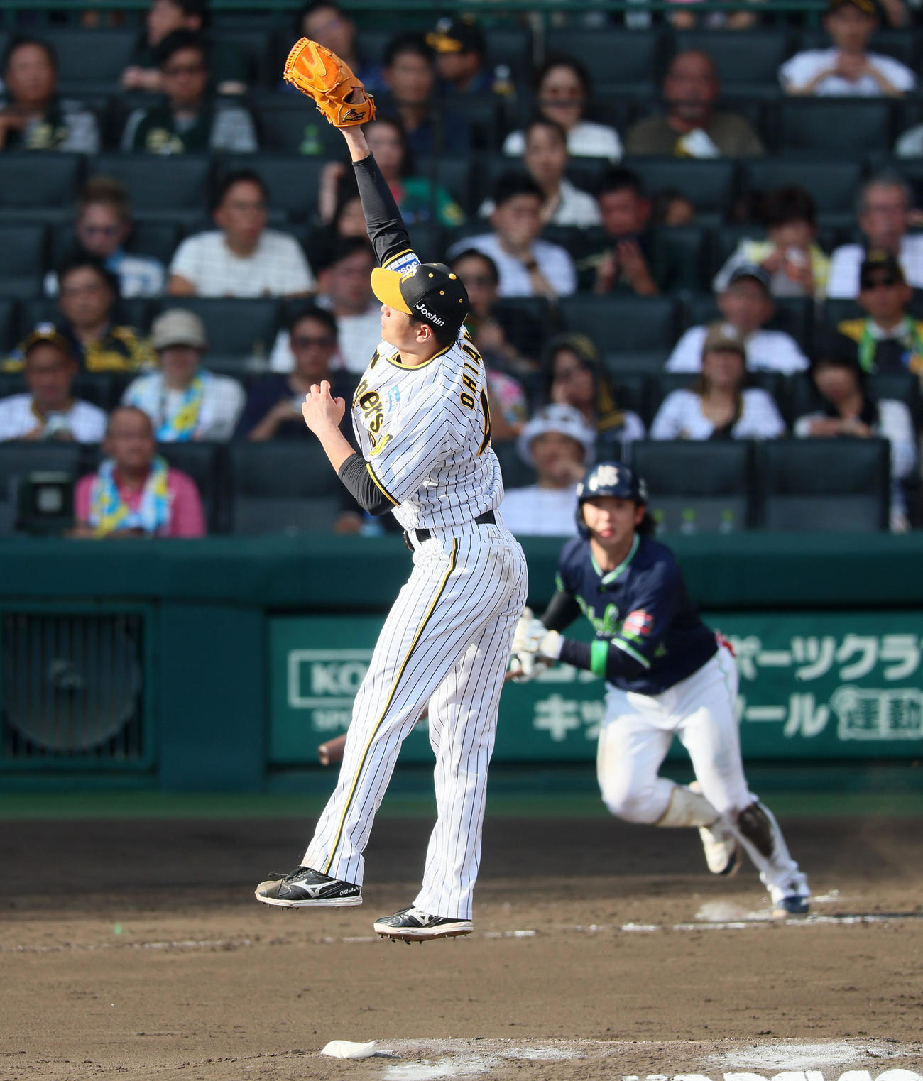 阪神対ヤクルト　5回表ヤクルト無死、大竹は長岡の打球をジャンプして好捕（撮影・加藤哉）