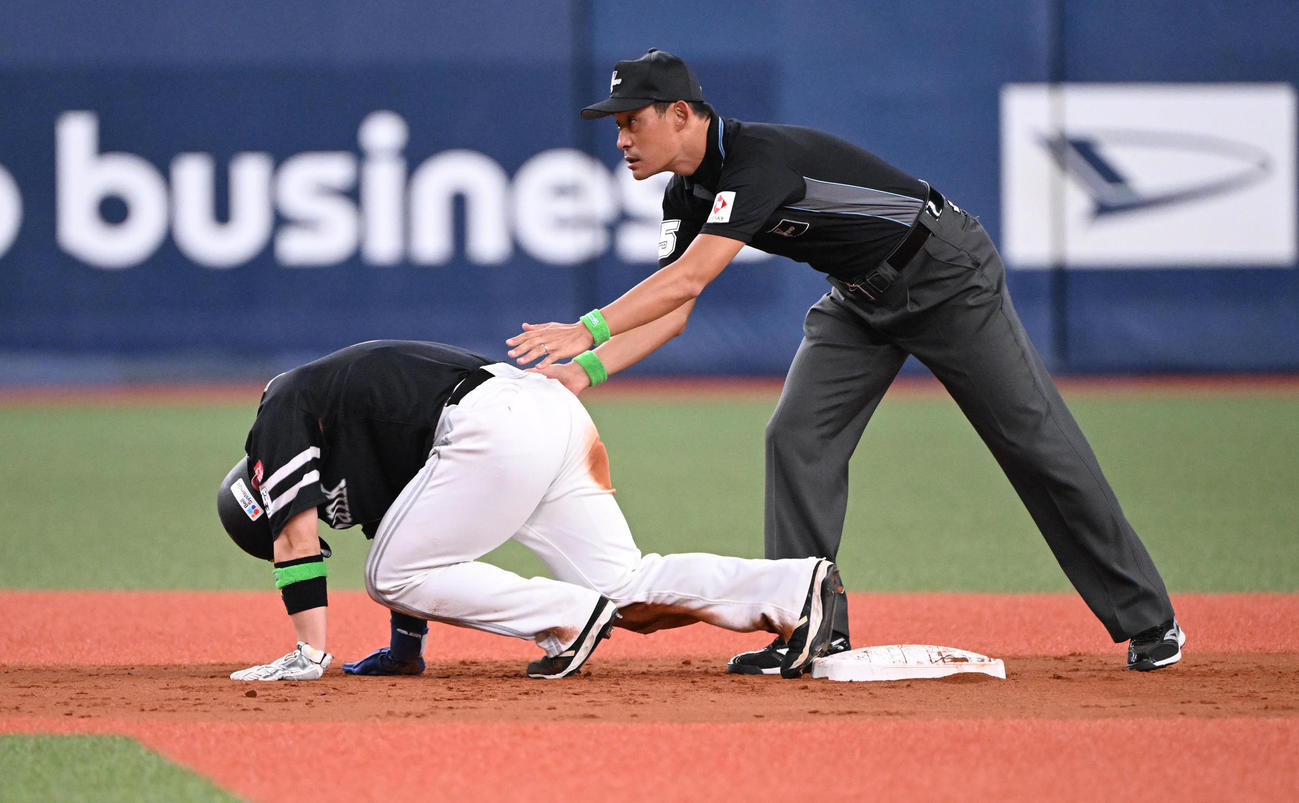 オリックス対ソフトバンク　4回表ソフトバンク2死一塁、打者正木の時、二盗に成功した近藤だが右足を痛め一時治療する（撮影・和賀正仁）