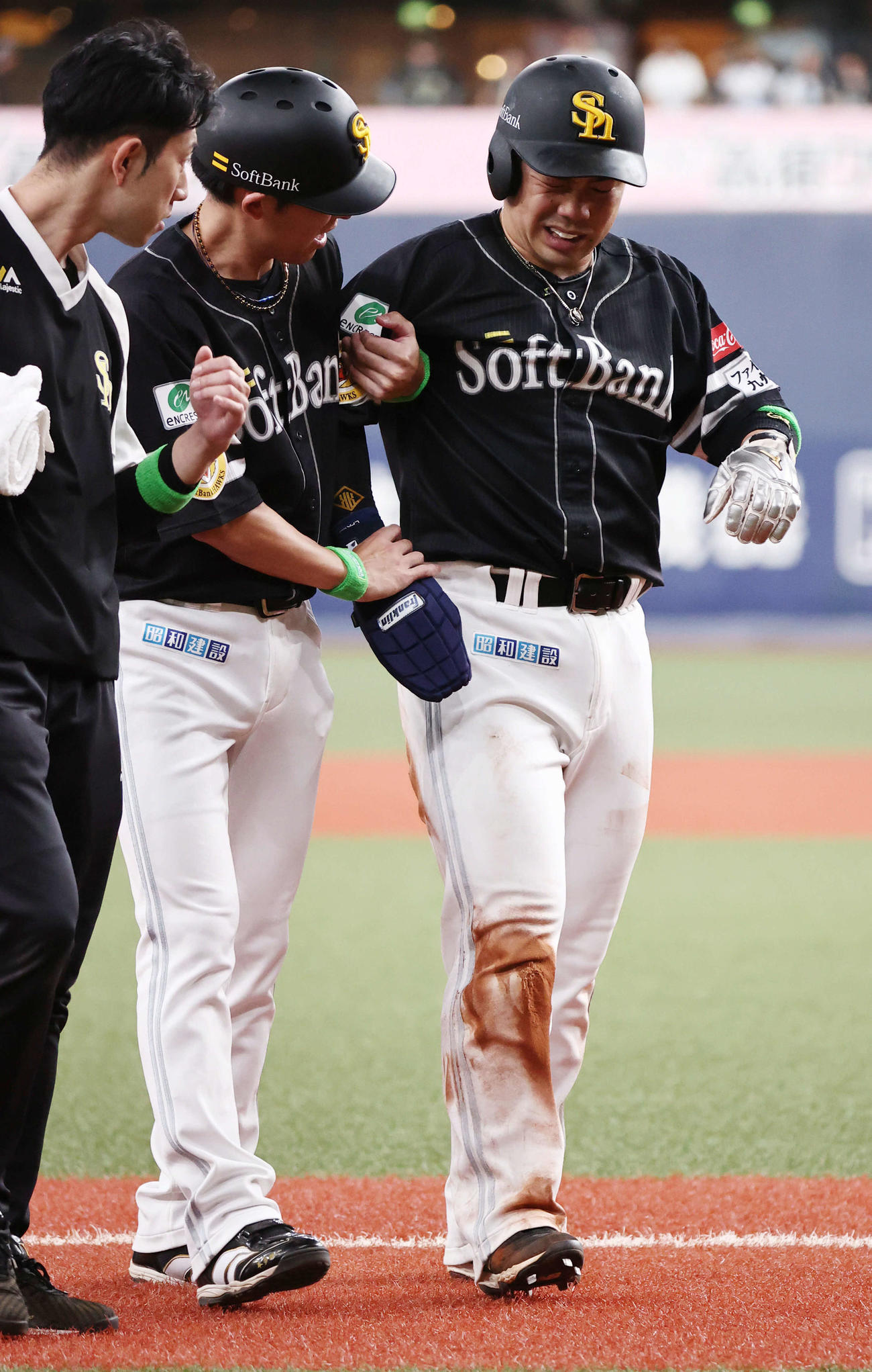 オリックス対ソフトバンク　4回表ソフトバンク2死一塁、近藤は打者正木の時、二盗に成功するものの右足を痛め一時ベンチに戻る（撮影・西尾就之）