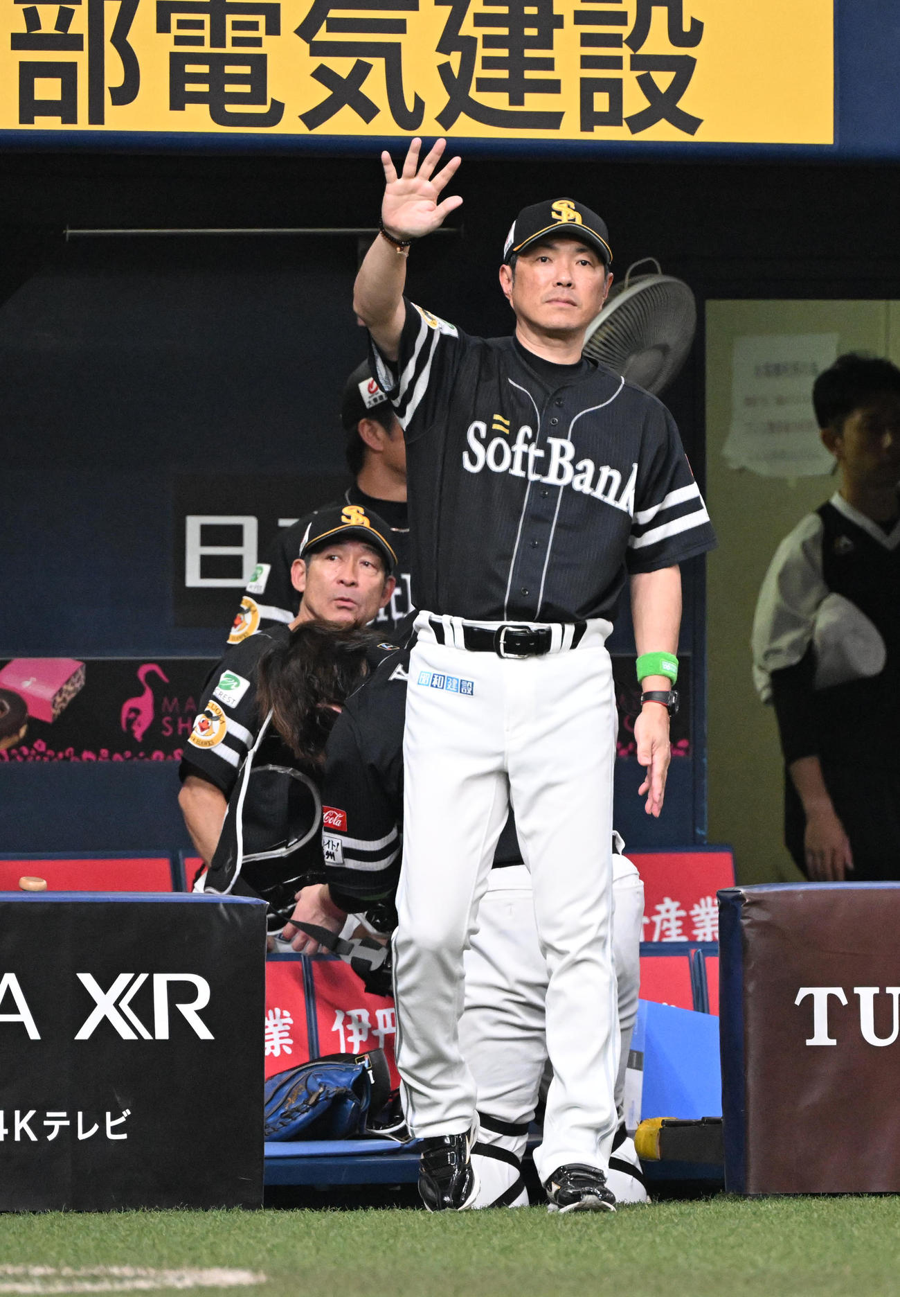 オリックス対ソフトバンク　7回表、近藤に代打中村晃を告げる小久保監督（撮影・和賀正仁）