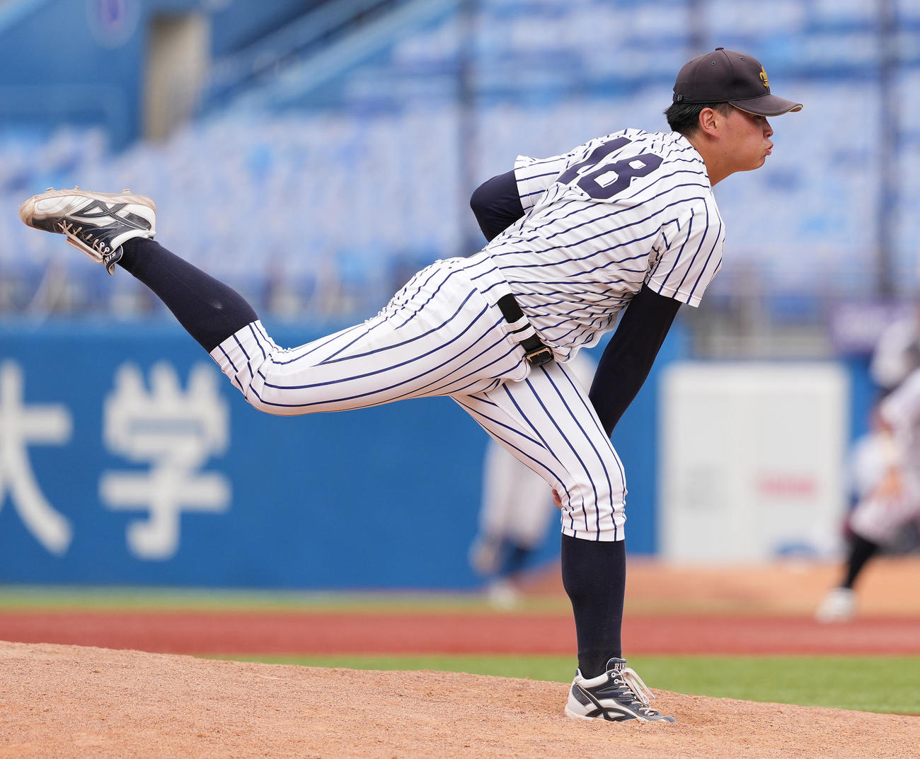 慶大対立大　先発し力投する立大・小畠（撮影・鈴木みどり）