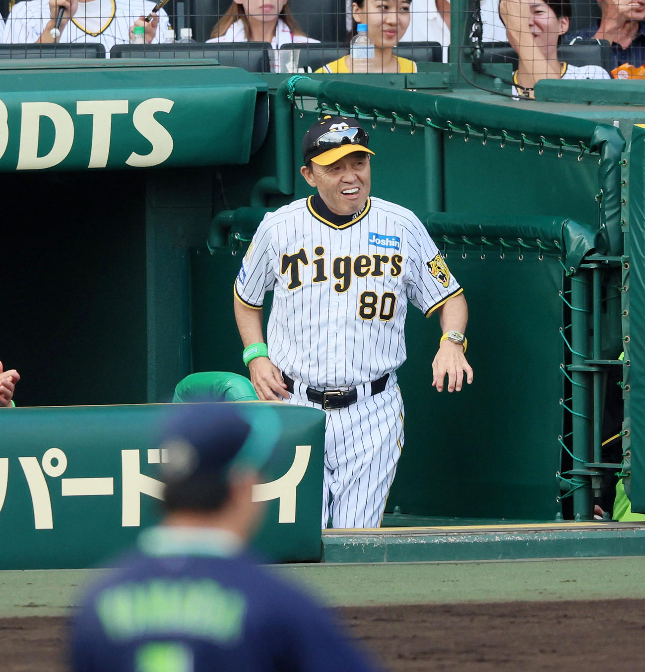 阪神対ヤクルト　6回裏阪神2死満塁、岡田監督は中村のパスボールで得点しベンチで白い歯を見せる（撮影・加藤哉）