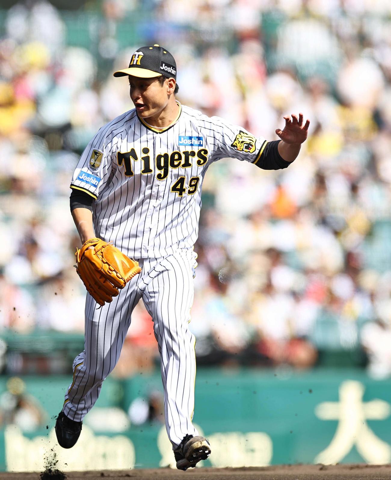 阪神対ヤクルト　1回表ヤクルト無死一塁、岩田のバント処理に向かう大竹（撮影・上田博志）