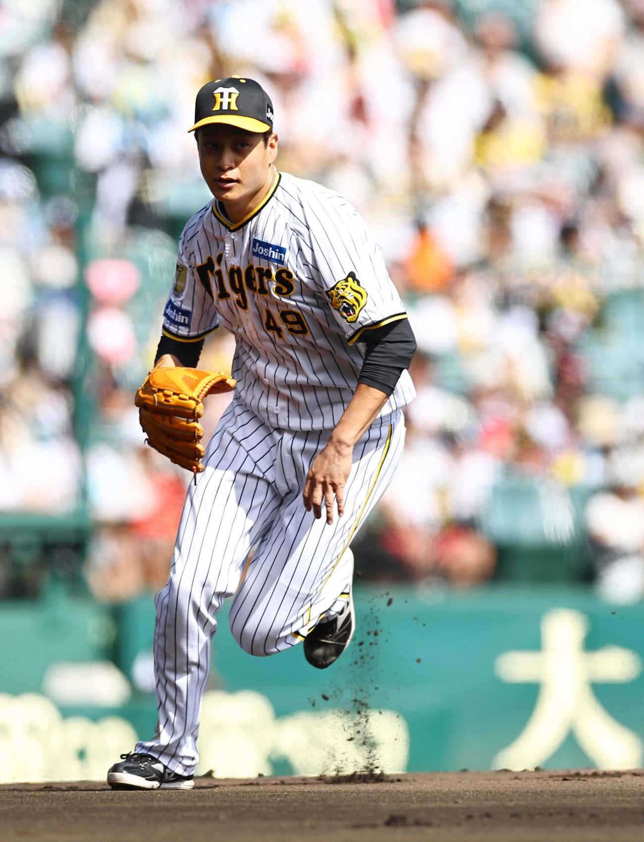 阪神対ヤクルト　1回表ヤクルト無死一塁、岩田のバント処理に向かう大竹（撮影・上田博志）