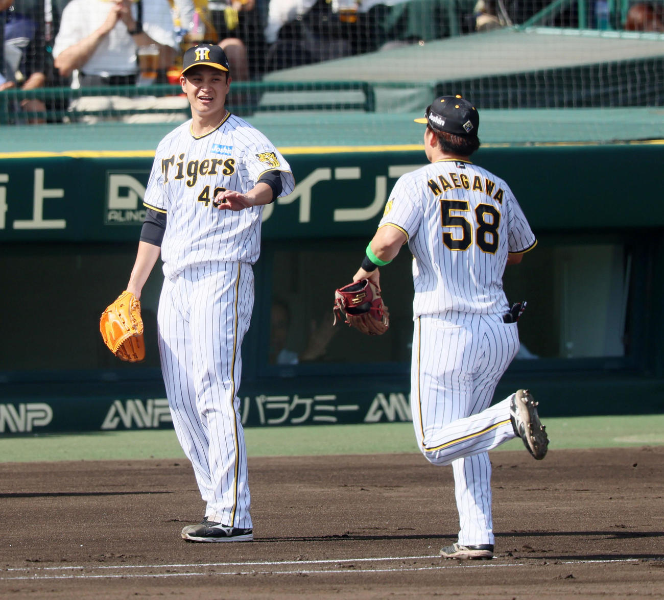 阪神対ヤクルト　1回表ヤクルト2死満塁、前川は増田の飛球を好捕し大竹（左）がタッチする（撮影・加藤哉）