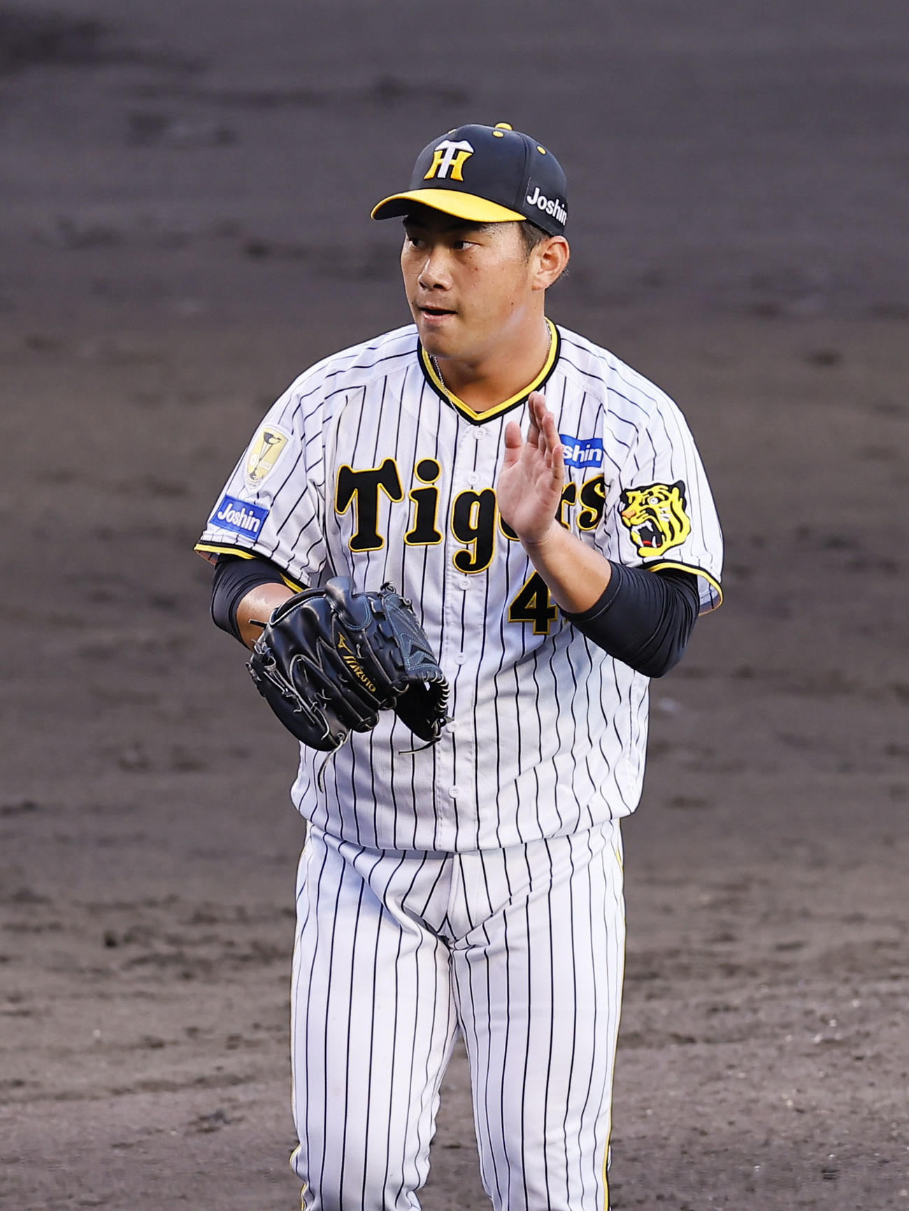 阪神対ヤクルト　7回を抑えグラブをたたく阪神桐敷（撮影・藤尾明華）