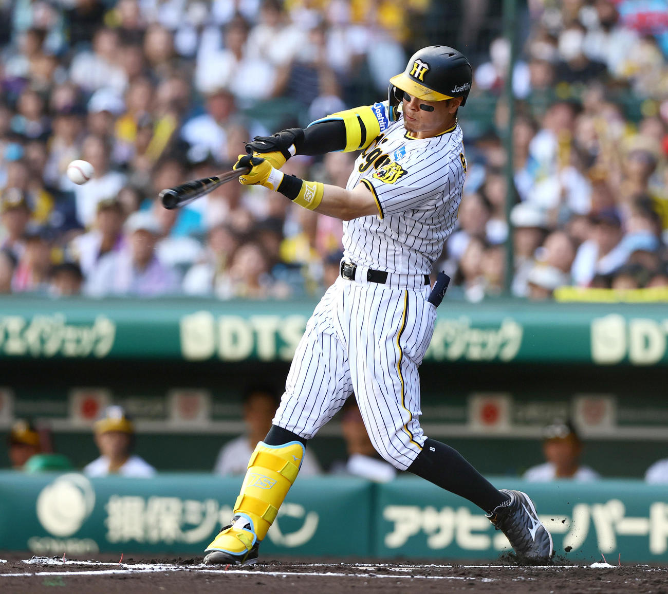 阪神対ヤクルト　6回裏阪神無死一、二塁、佐藤輝は遊撃内野安打を放つ（撮影・上山淳一）