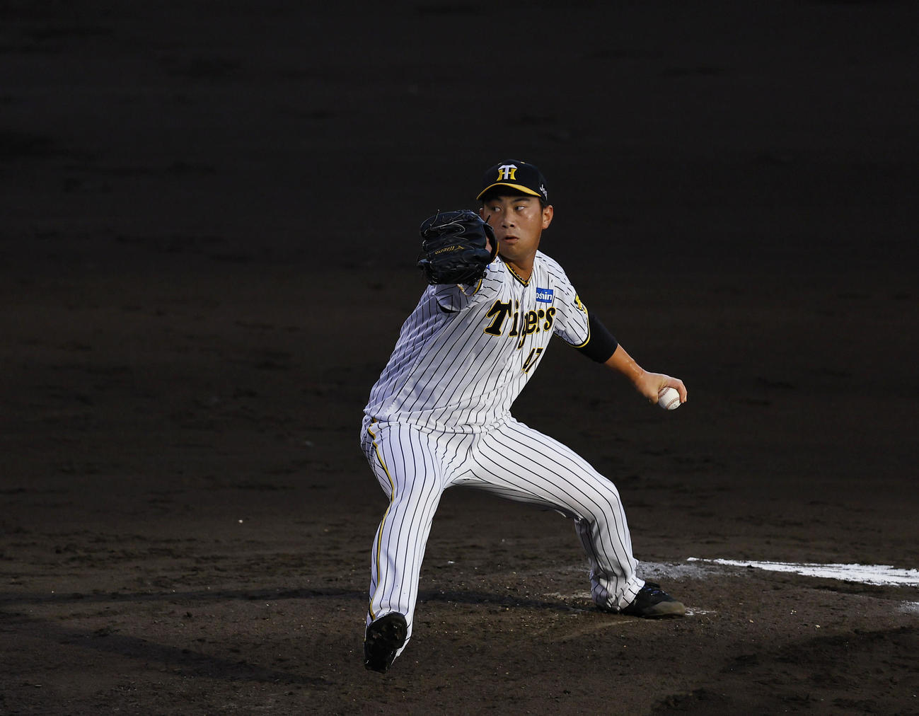 阪神対ヤクルト　7回、2番手で登板した阪神桐敷（撮影・藤尾明華）