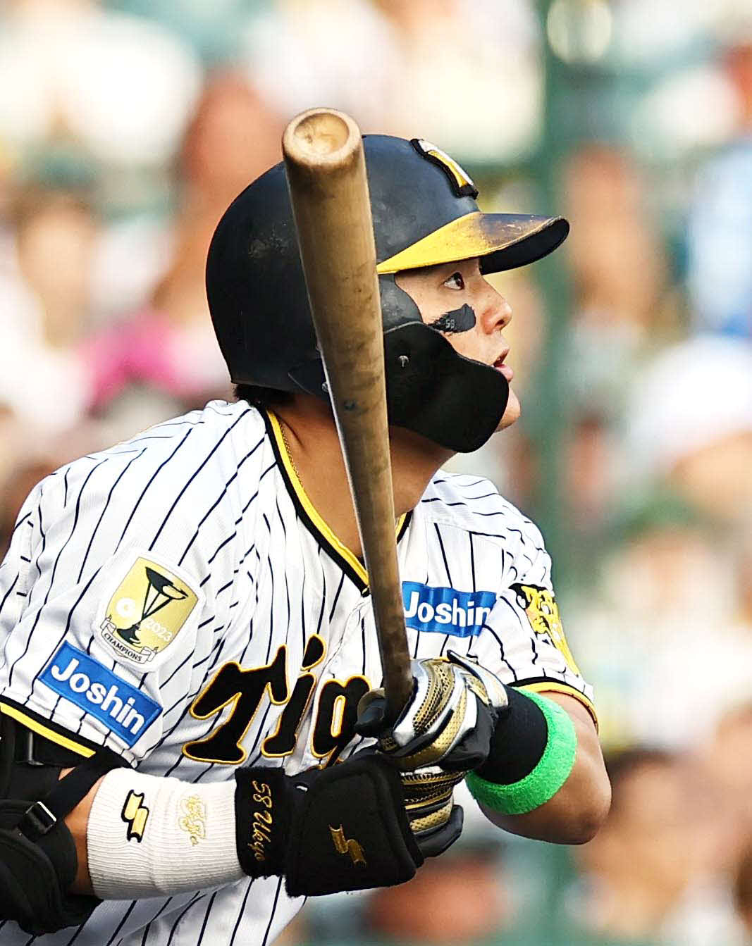 阪神対ヤクルト　6回裏阪神無死満塁、先制となる中犠飛を放つ前川（撮影・上田博志）
