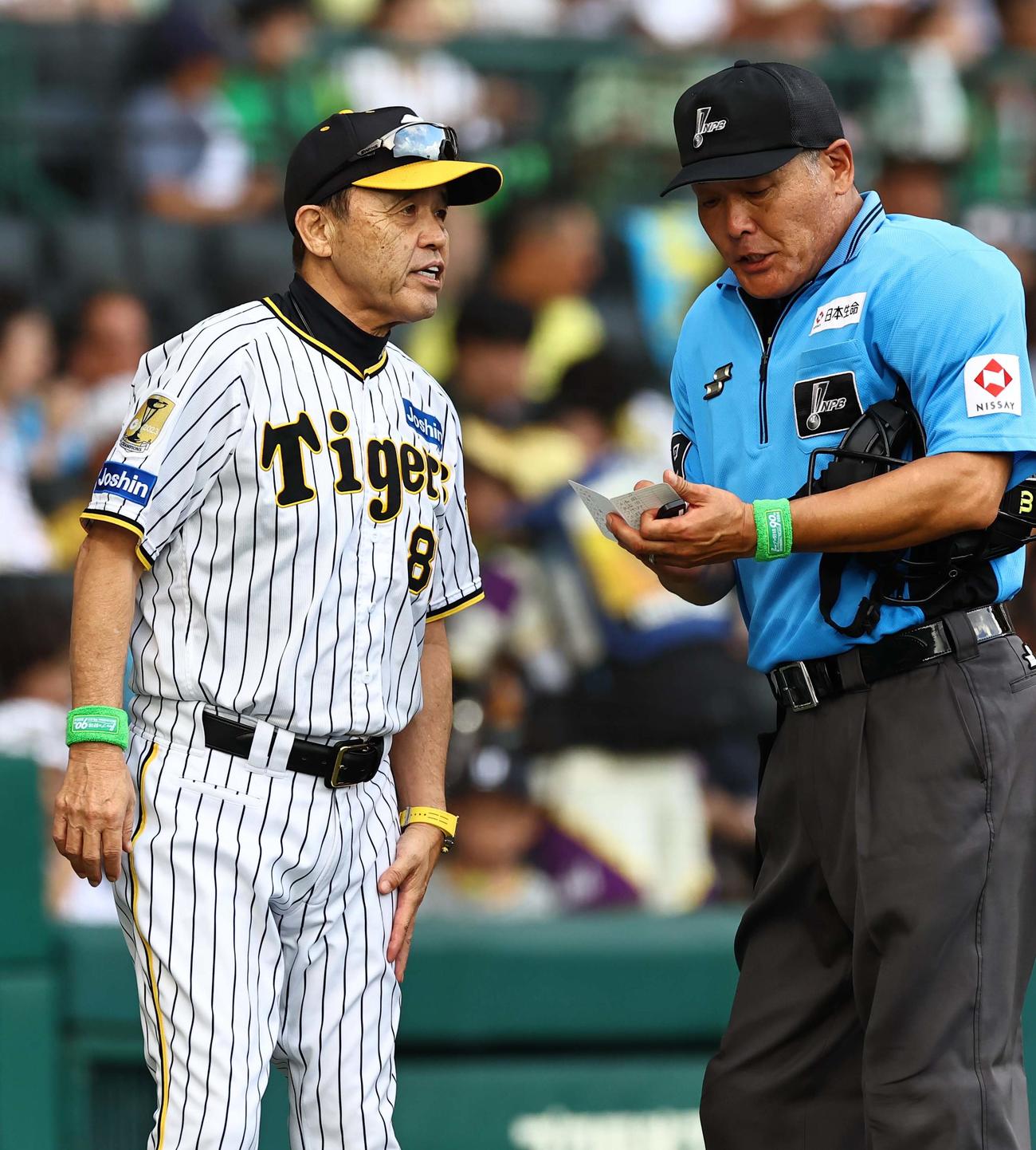 阪神対ヤクルト　選手交代を告げる岡田監督（撮影・上田博志）