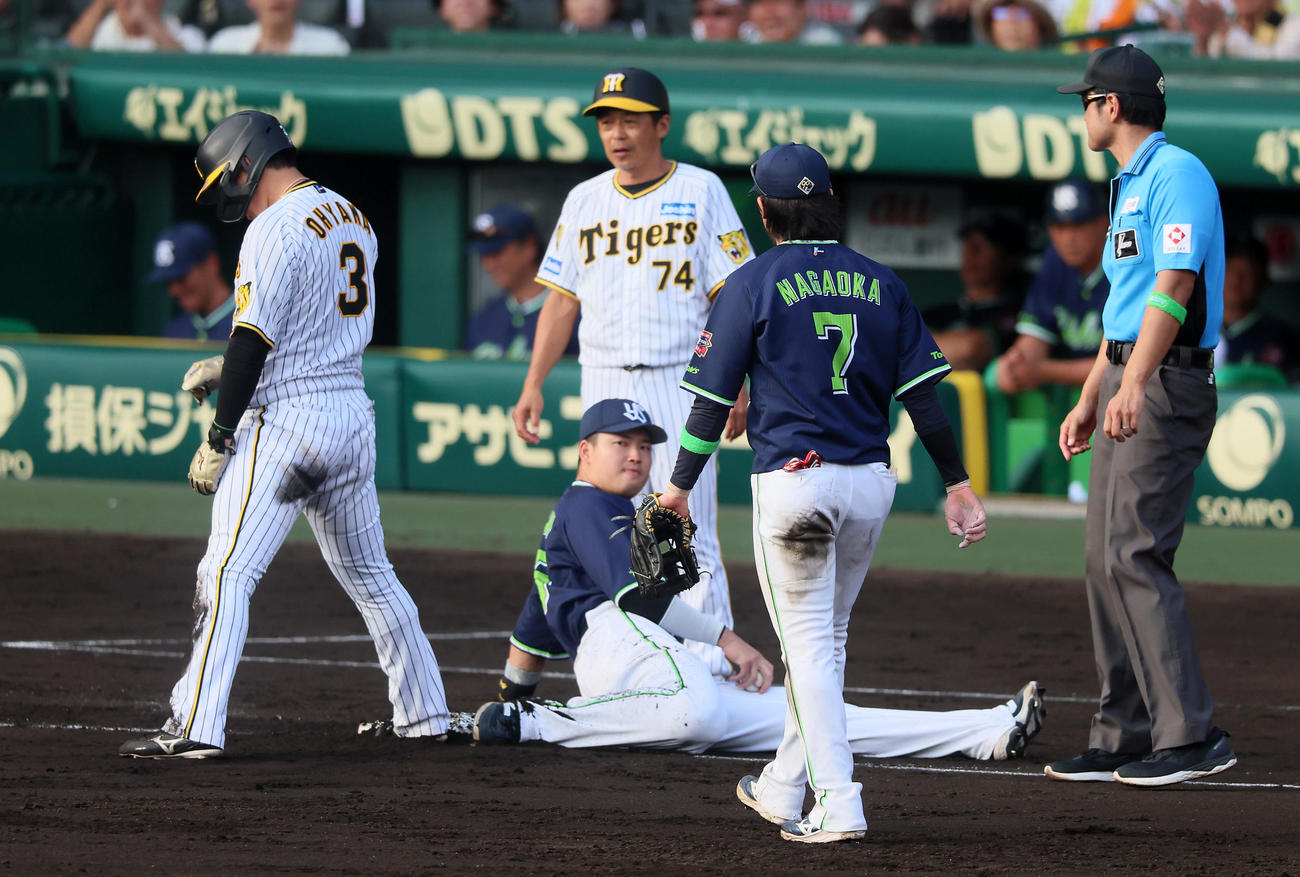 阪神対ヤクルト　6回裏阪神1死一、二塁、坂本の左前打で三塁ベースカバーに入った村上は大きく足を伸ばすもセーフ。走者大山（撮影・加藤哉）