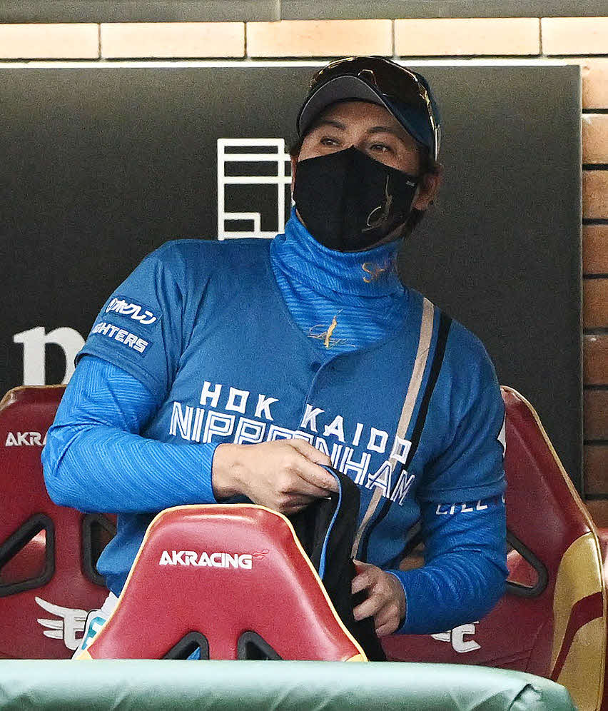 楽天対日本ハム　試合に敗れ引き揚げる日本ハム新庄監督（撮影・滝沢徹郎）