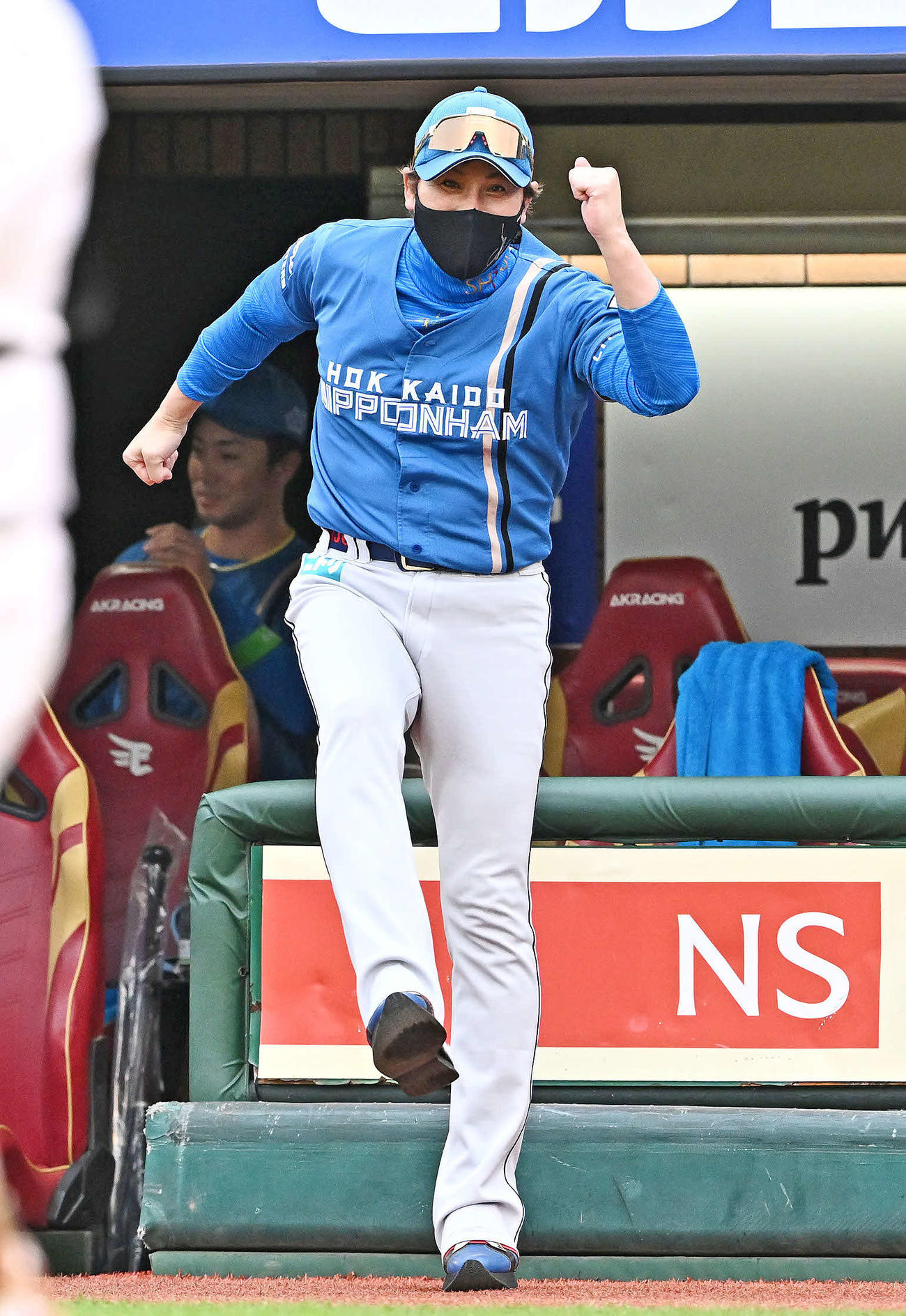 楽天対日本ハム　9回表、代走を送る日本ハム新庄監督（撮影・滝沢徹郎）