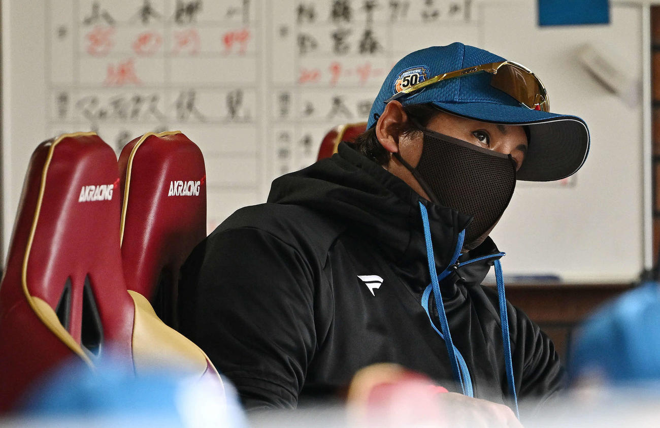 楽天対日本ハム　戦況を見守る日本ハム新庄監督（撮影・滝沢徹郎）