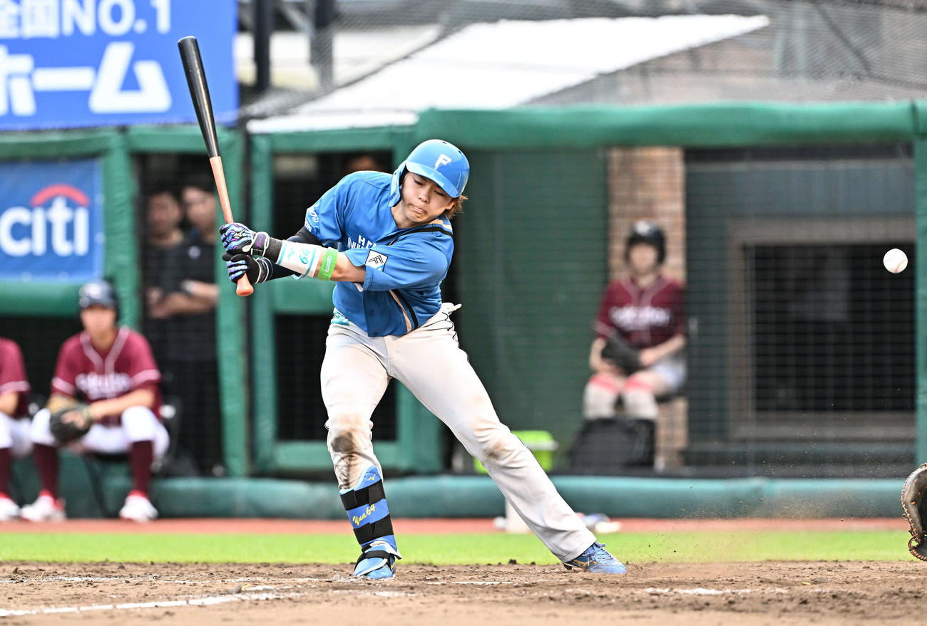 楽天対日本ハム　9回表日本ハム2死一、二塁、空振り三振に倒れた田宮（撮影・滝沢徹郎）