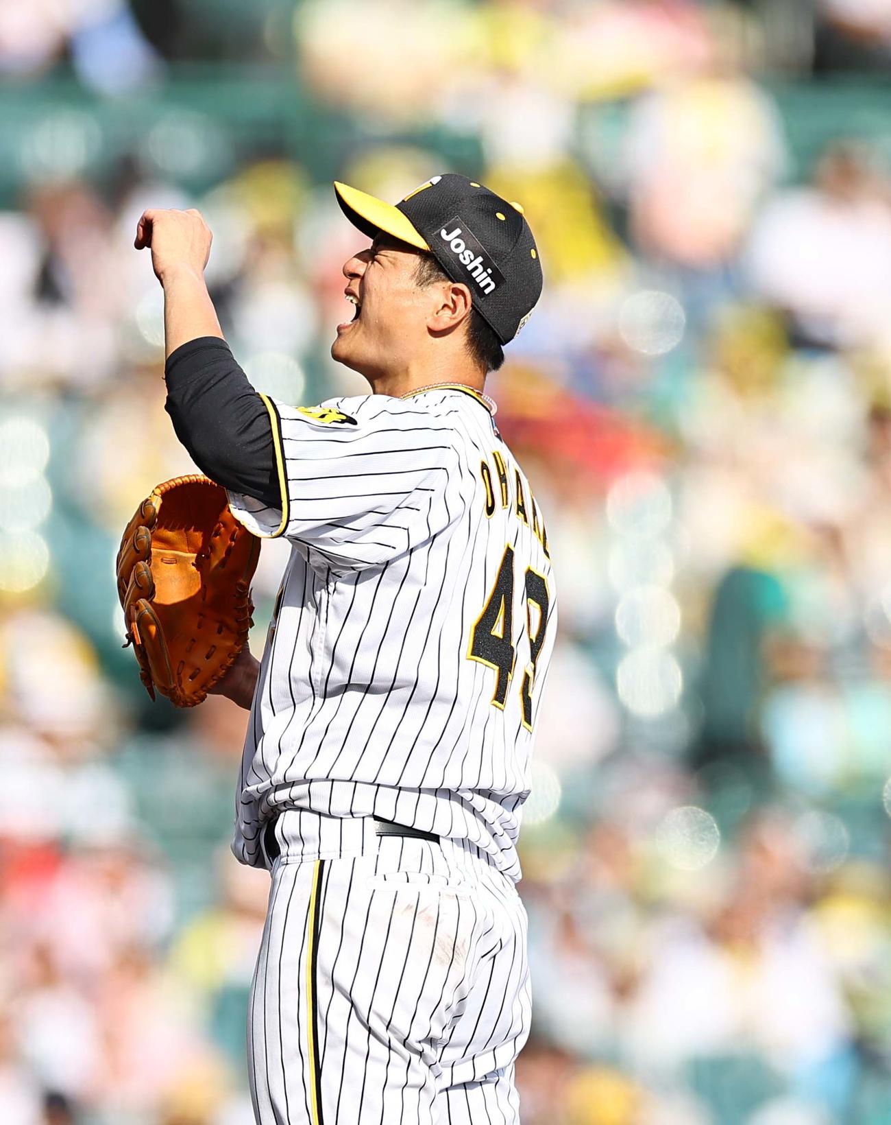 阪神対ヤクルト　5回表ヤクルト2死一塁、村上に死球を与えた大竹は悔しそうな表情を見せる（撮影・上田博志）