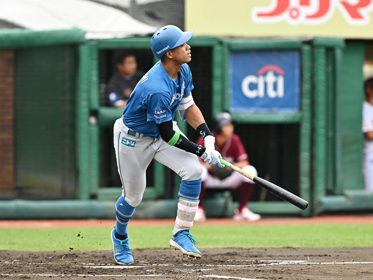楽天対日本ハム　2回表日本ハム1死、万波は中越えソロ本塁打を放つ（撮影・滝沢徹郎）