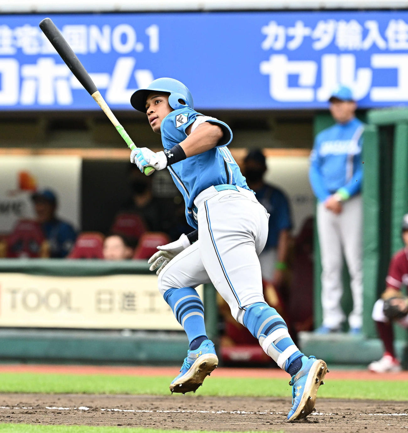 楽天対日本ハム　4回表日本ハム1死二塁、万波は左翼に適時二塁打を放つ（撮影・滝沢徹郎）