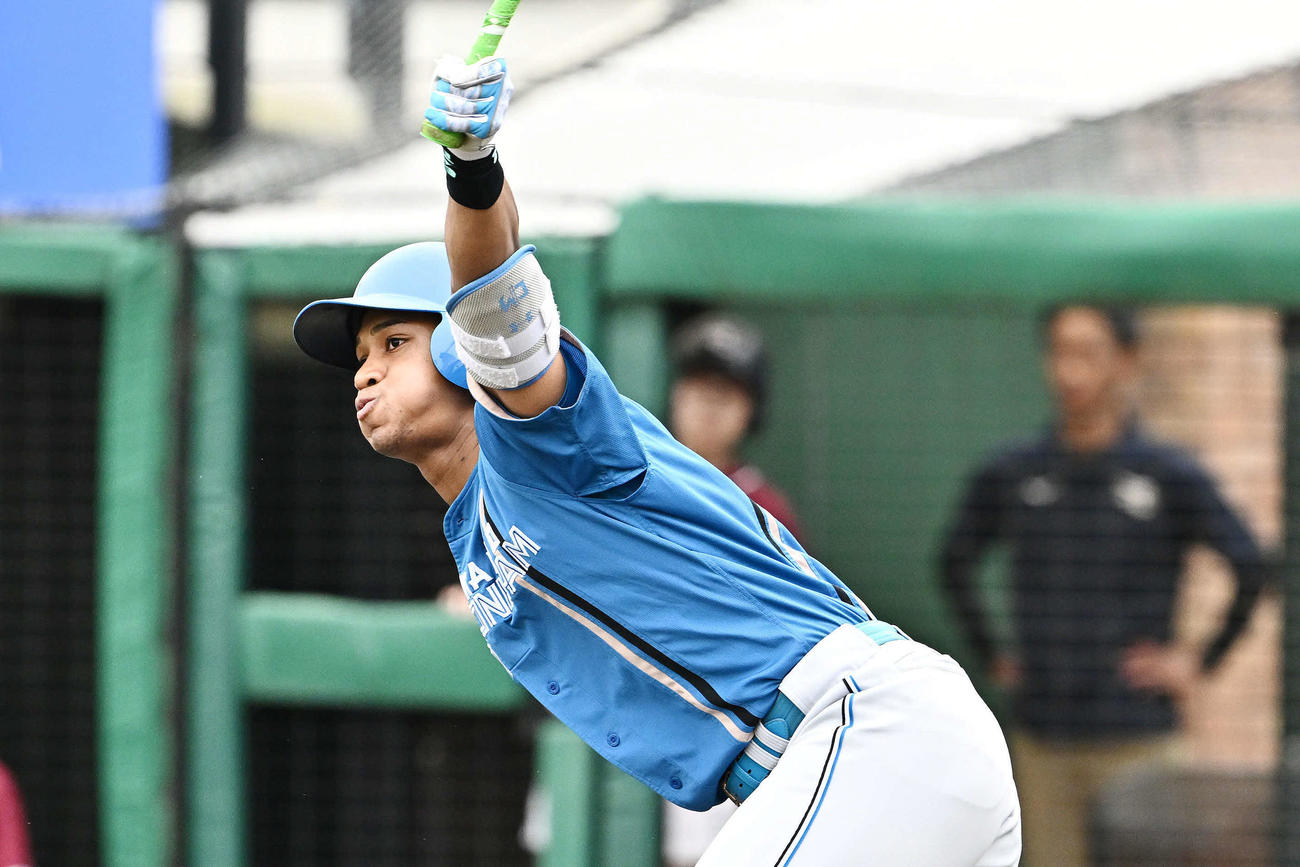 楽天対日本ハム　4回表日本ハム1死二塁、万波は左翼に適時二塁打を放つ（撮影・滝沢徹郎）