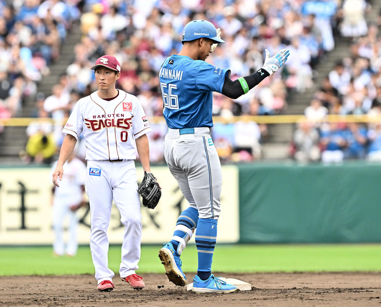 楽天対日本ハム　4回表日本ハム1死二塁、適時二塁打を放った万波（右）はポーズを決める。二塁手小深田（撮影・滝沢徹郎）