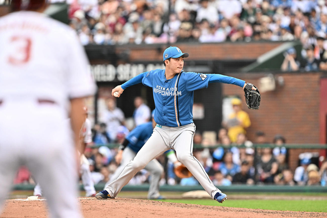 楽天対日本ハム　7回裏途中から日本ハム4番手で登板する柳川（撮影・滝沢徹郎）