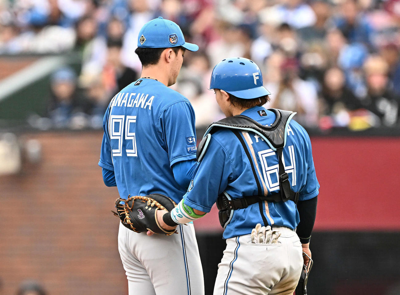 楽天対日本ハム　7回裏、降板する日本ハム4番手の柳川（左）（撮影・滝沢徹郎）