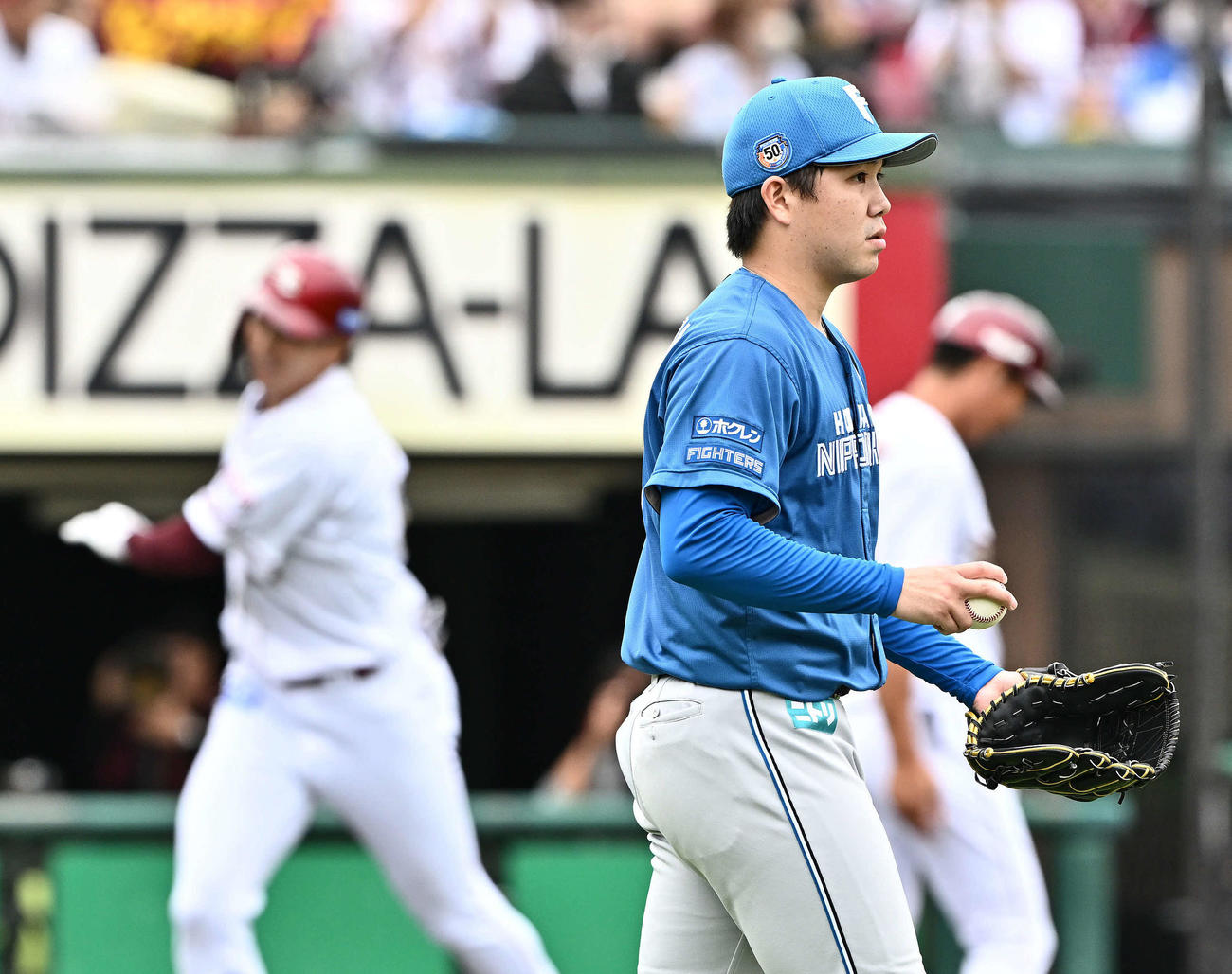 楽天対日本ハム　1回裏楽天無死、小郷（後方左）にソロ本塁打を許す金村（撮影・滝沢徹郎）