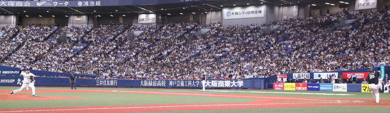 オリックス対ソフトバンク　8回表ソフトバンク2死二塁に登板したオリックス比嘉（左）は山川と対戦（撮影・西尾就之）