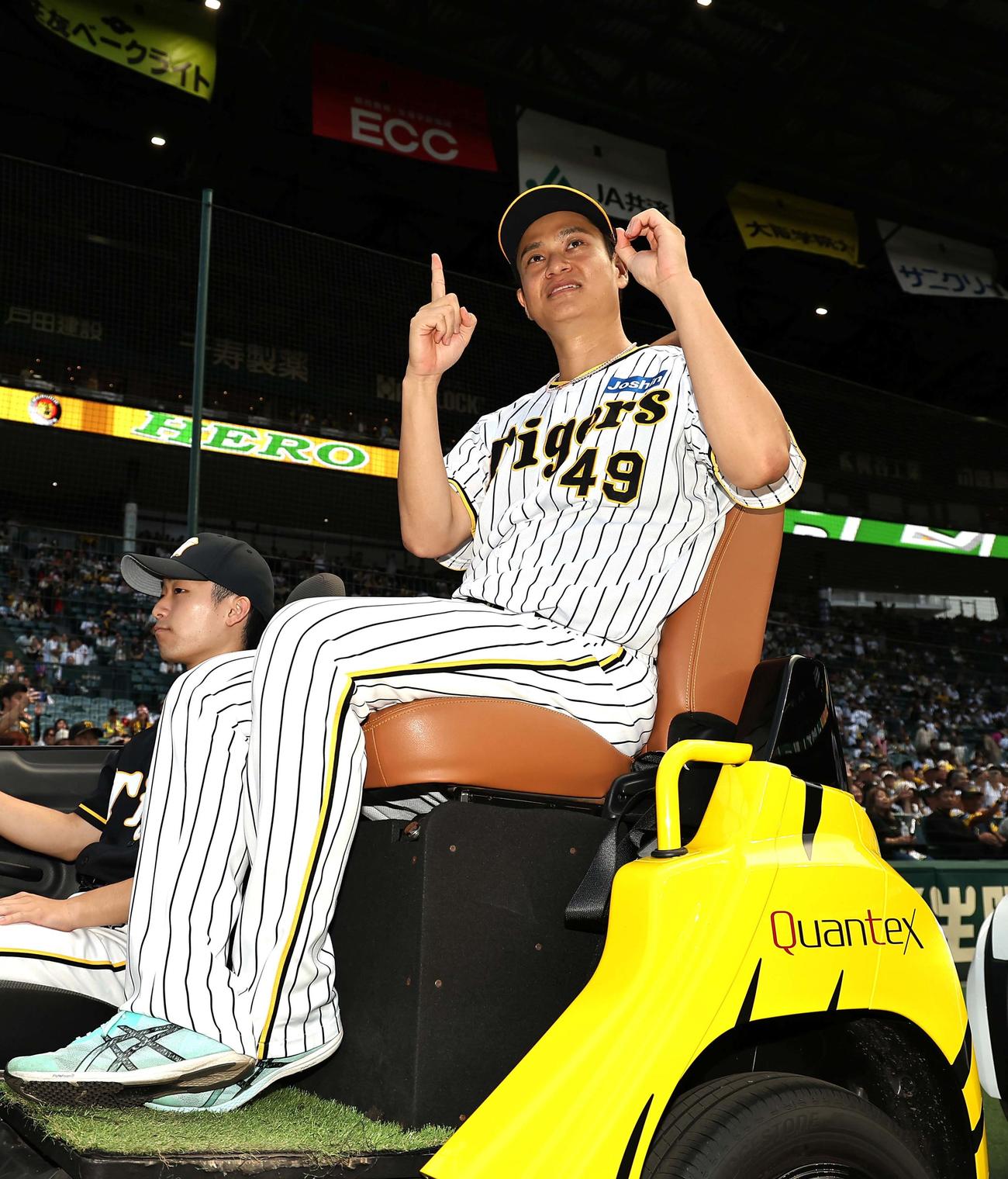 阪神対ヤクルト　10勝ポーズで場内を1周する大竹（撮影・上田博志）
