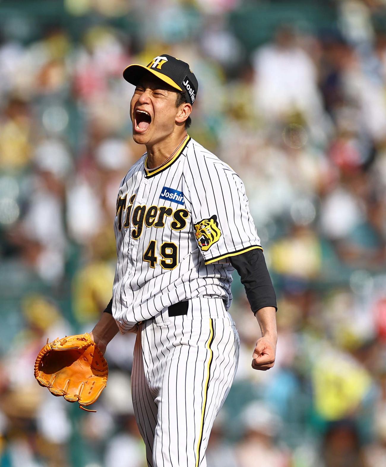 阪神対ヤクルト　5回表ヤクルト2死一、二塁、オスナから三振を奪い雄たけびを上げる大竹（撮影・上田博志）