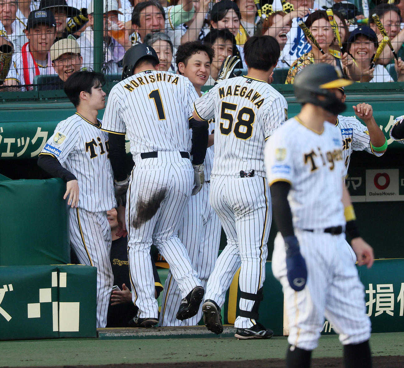 阪神対ヤクルト　6回裏阪神無死満塁、大竹（中央）は中犠飛を打ち上げた前川（左）と生還した三塁走者森下（右）を笑顔で出迎える（撮影・加藤哉）