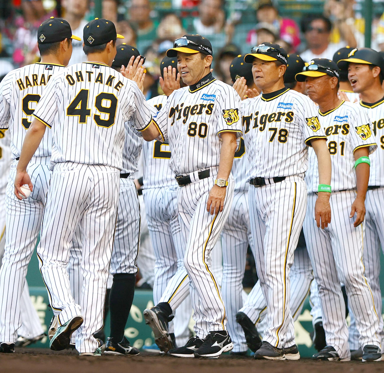 阪神対ヤクルト　ヤクルトに勝利し岡田監督（左から3人目）は10勝目を挙げた大竹とハイタッチする（撮影・上山淳一）